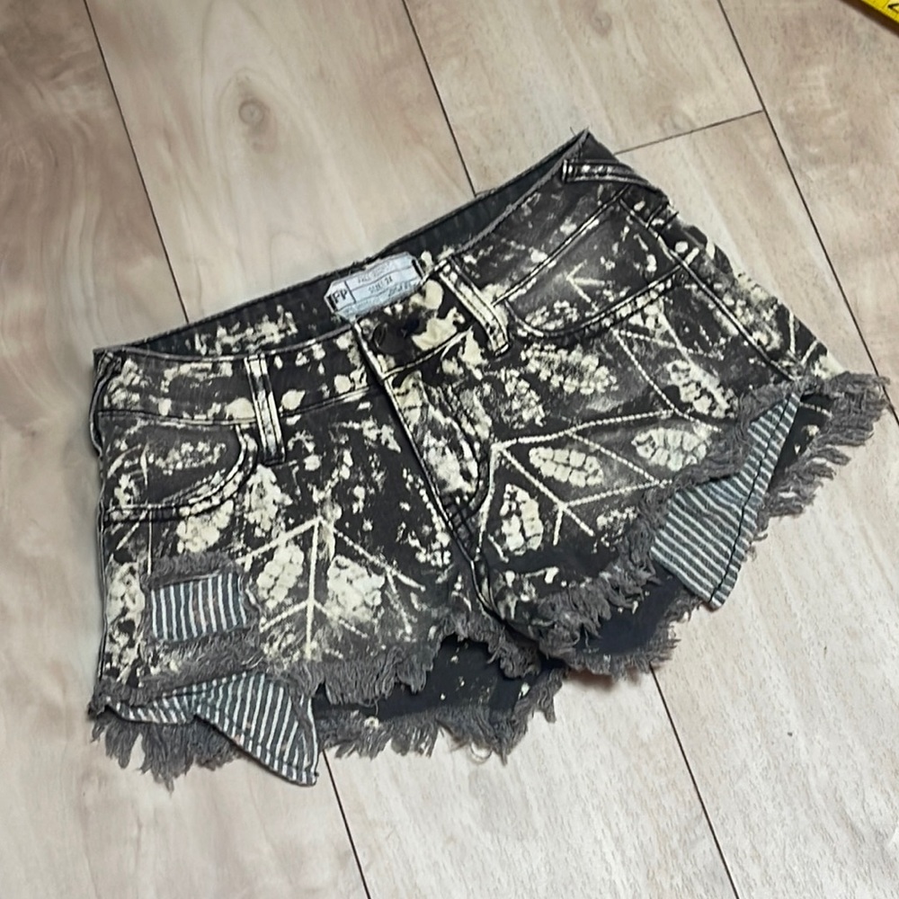 NWOT ! FP Free People Cutoff patterned Jean Shorts Distressed Size 24
